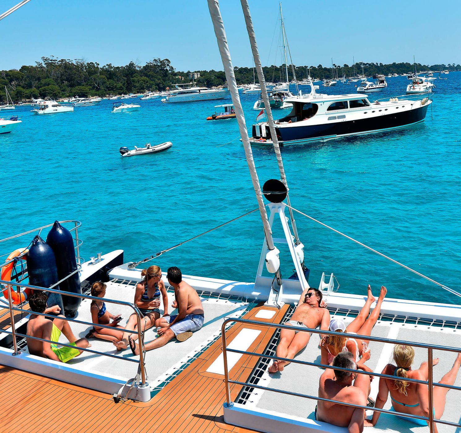 Bain de soleil du catamaran Rivage Croisière à Cannes