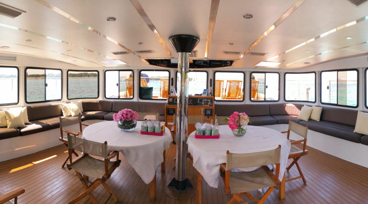 Salle intérieur du Rivage Croisière - Location de catamaran à Cannes